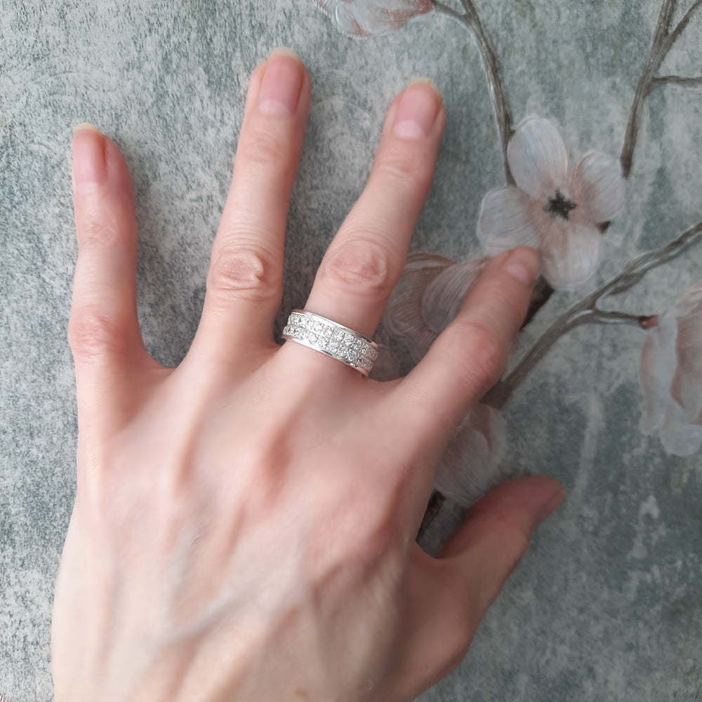 anillo de compromiso sin fin doble en plata 950 con piedras en mano
