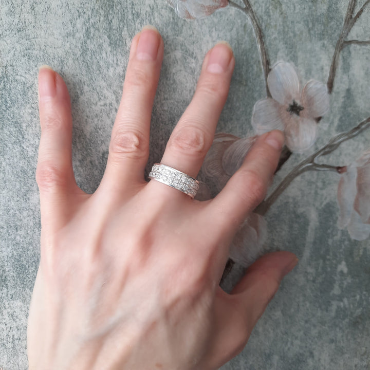 anillo sin fin doble en plata 950 con piedras en mano