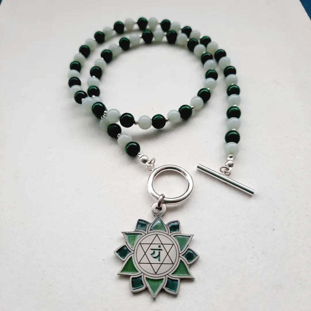 Detalle del colgante chakra Anahata y cierre en plata – joyería espiritual