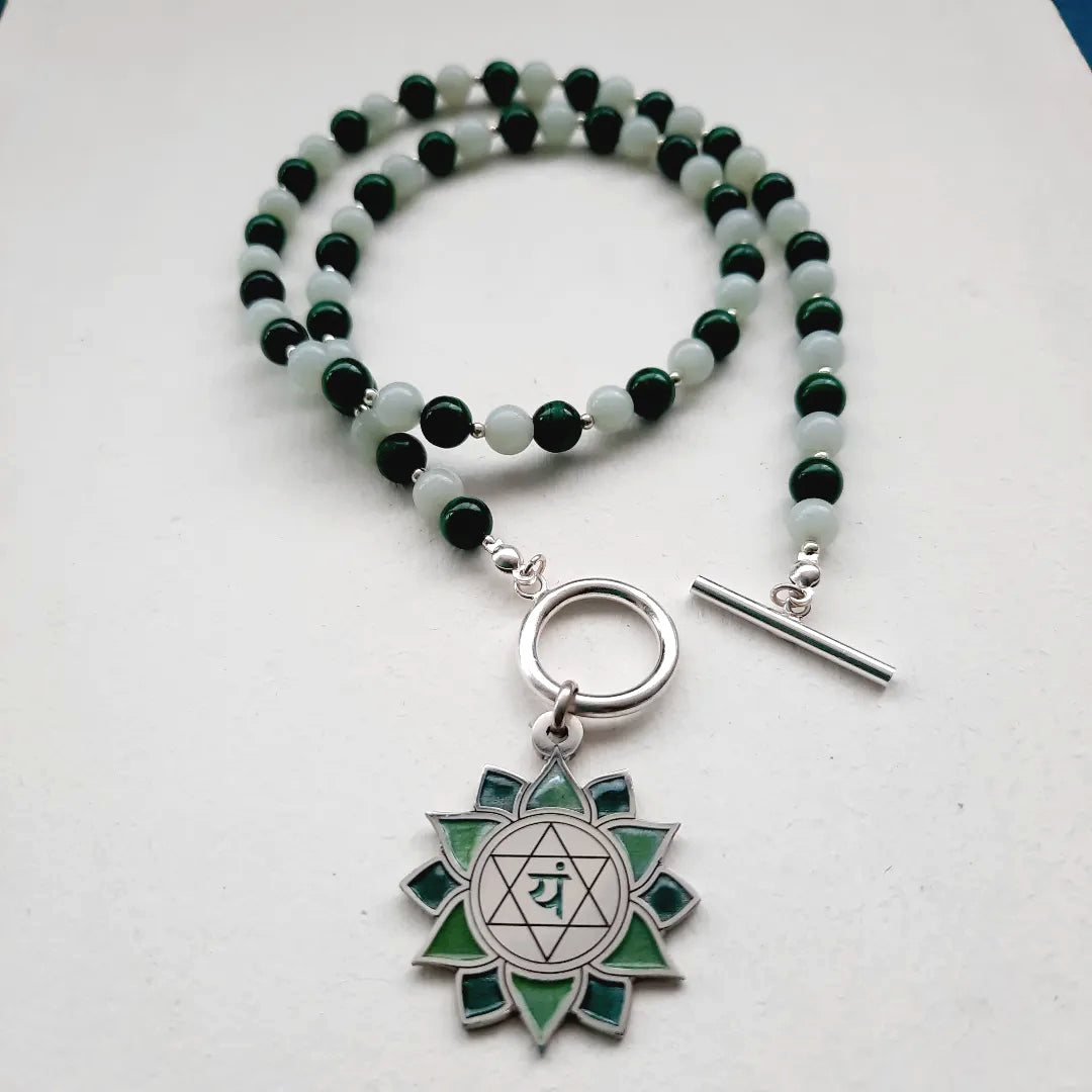 Detalle del colgante chakra Anahata y cierre en plata – joyería espiritual