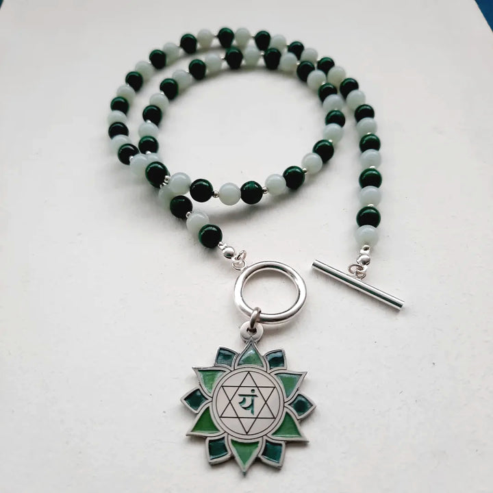 Detalle del colgante chakra Anahata y cierre en plata – joyería espiritual