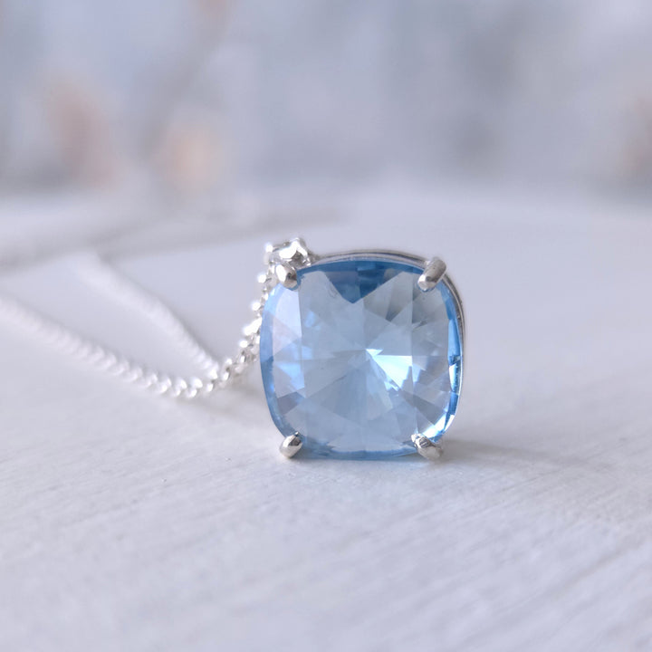 collar punto de luz plata con cristal azul de la colección Facetas