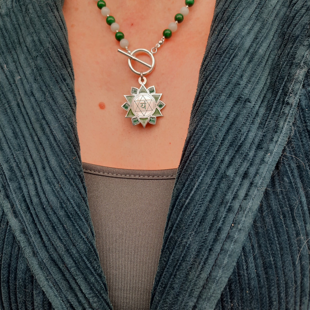 Collar Chakra Corazón – joya versátil para uso diario o como regalo especial