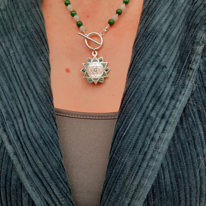 Collar Chakra Corazón – joya versátil para uso diario o como regalo especial