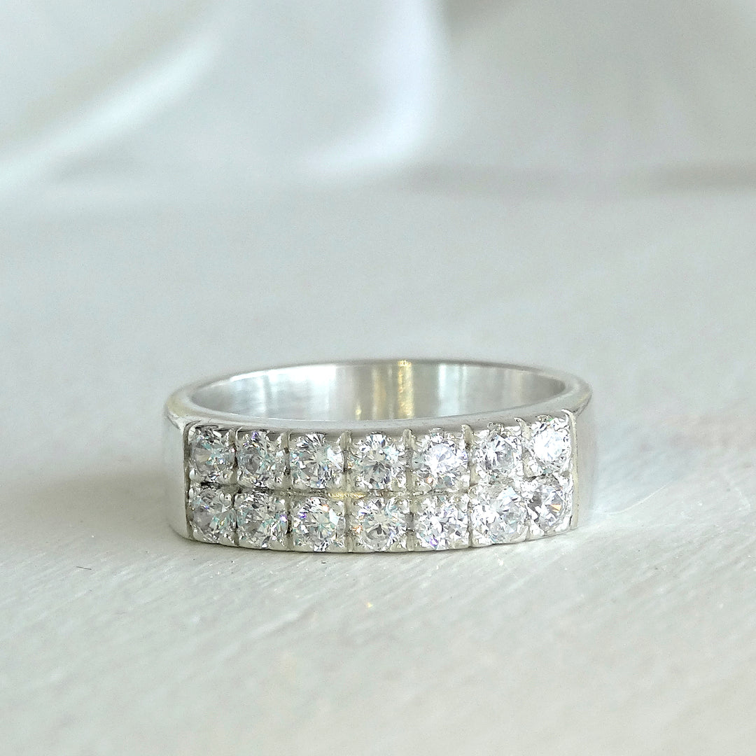 Anillo medio cintillo doble de plata con moissanitas – vista frontal