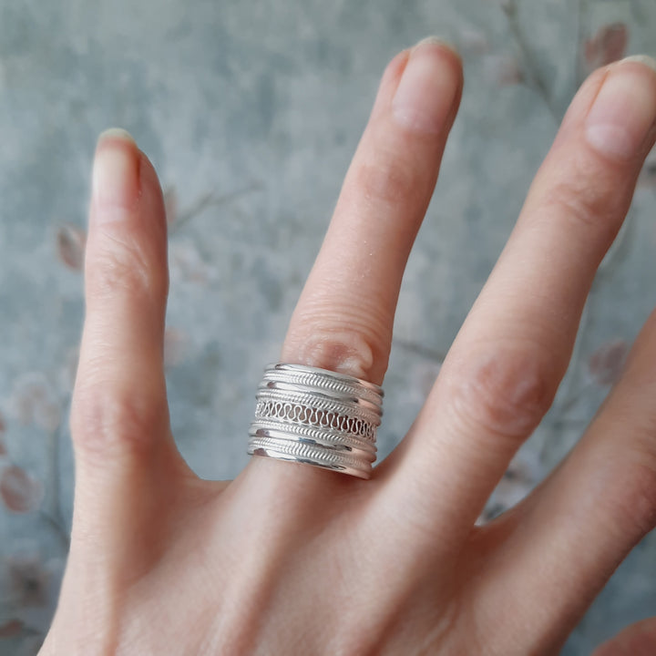 Mujer usando anillo de plata ancho hecho en Chile