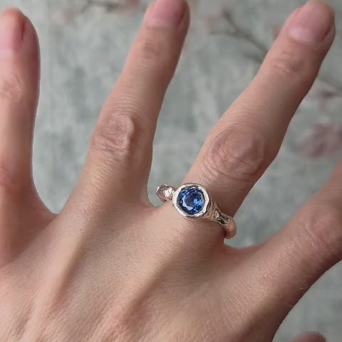 Anillo estilo rústico con zafiro de laboratorio