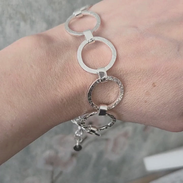 Pulsera de argollas estilo rústico