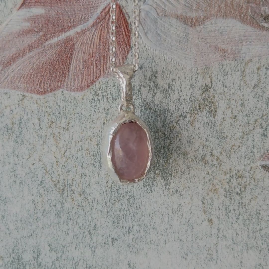 Colgante de plata texturado con cuarzo rosa