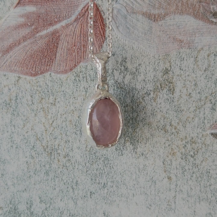 Colgante de plata texturado con cuarzo rosa
