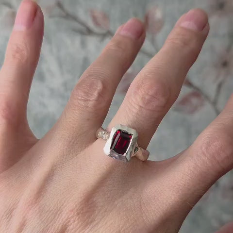 Anillo estilo rústico con granate