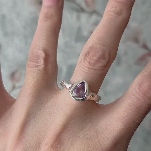 Anillo estilo rústico con amatista rosa