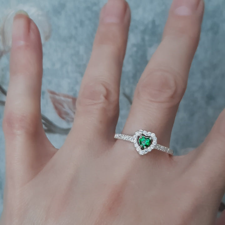 anillo romántico de plata con piedras verdes y blancas
