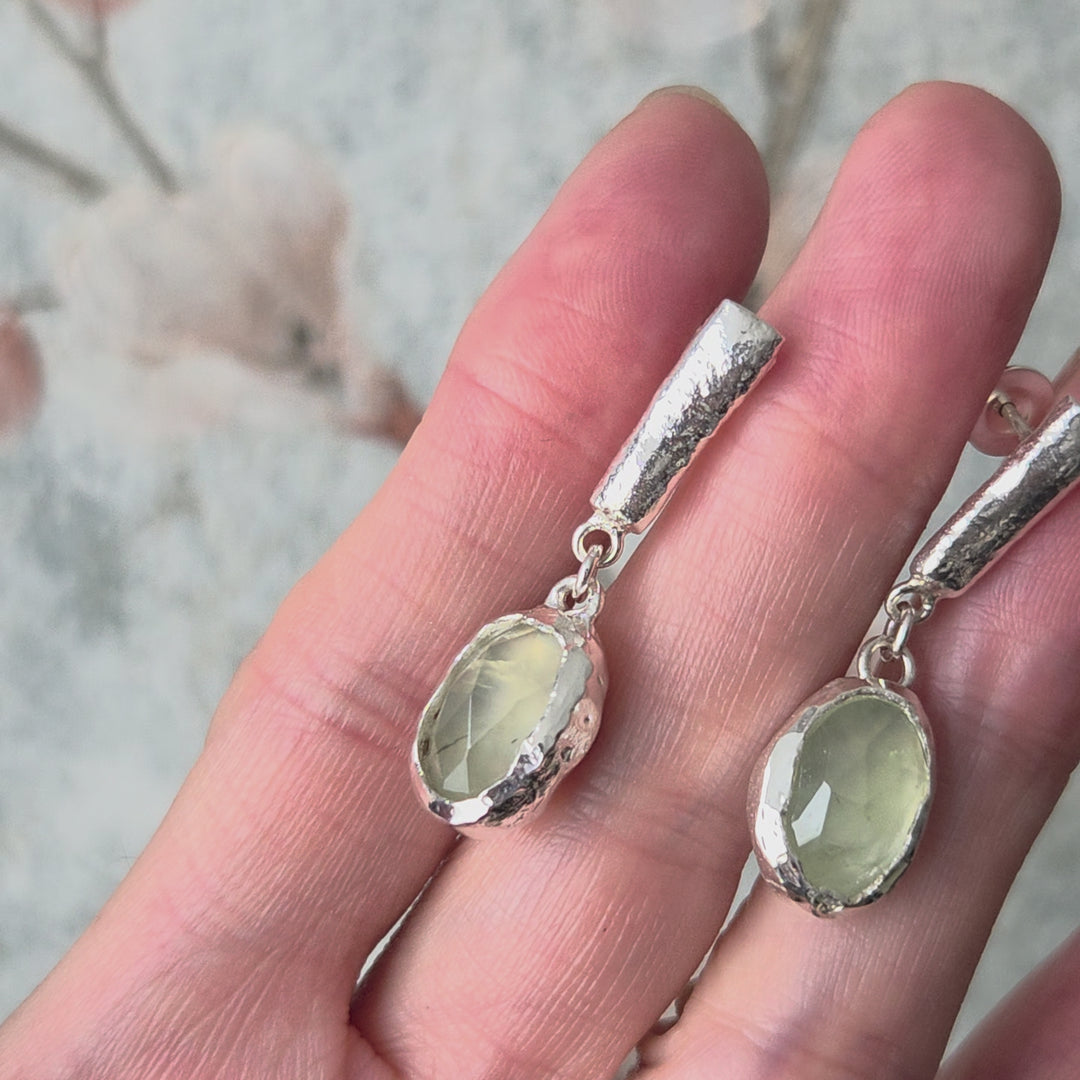 aros de plata 950 textura fundida con piedras verdes facetadas