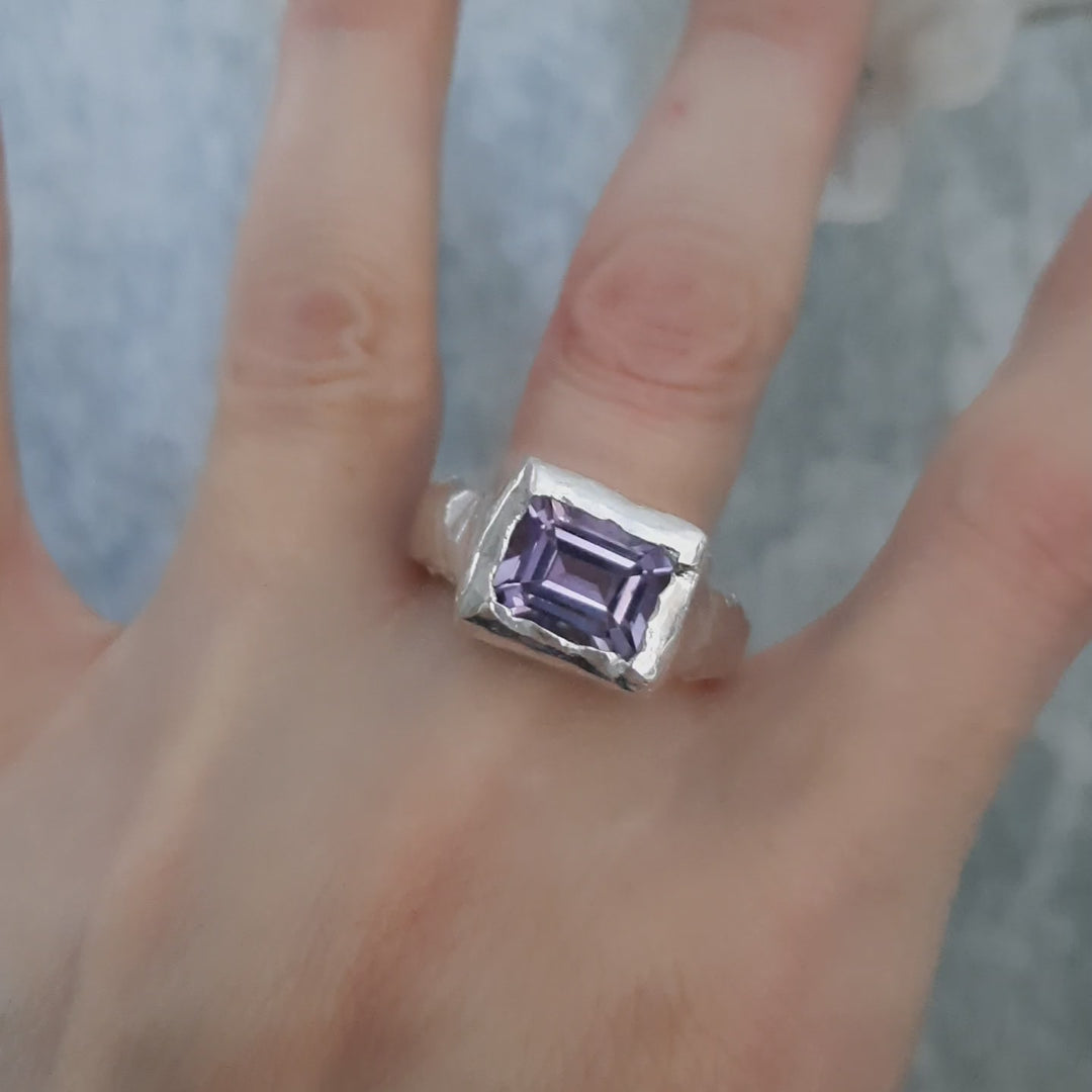 Anillo de plata 950 rústico con amatista natural biselada