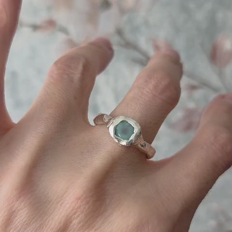Anillo estilo rústico con calcedonia azul
