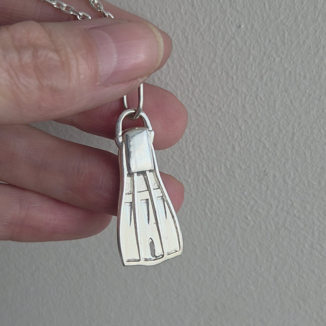 Colgante aleta buzo submarino