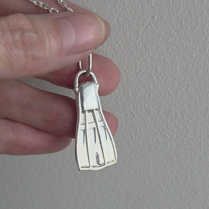 Colgante aleta buzo submarino