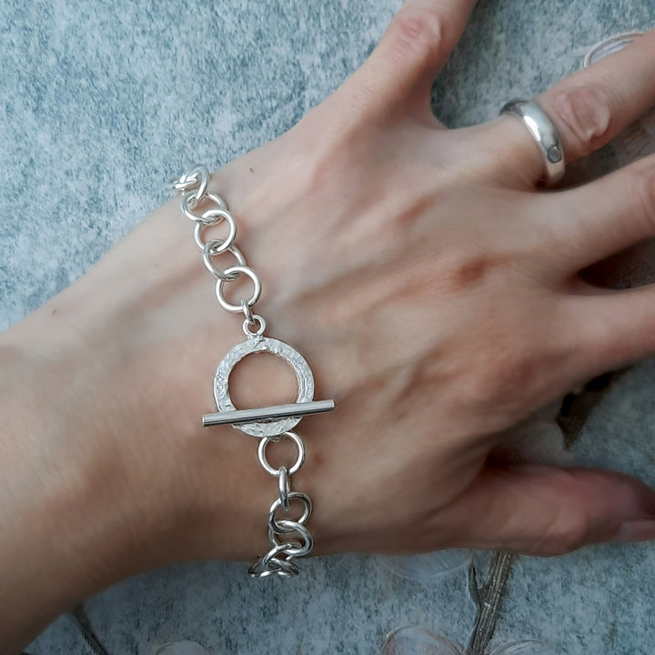 pulsera de argollas de plata con cierre martillado estilo rústica