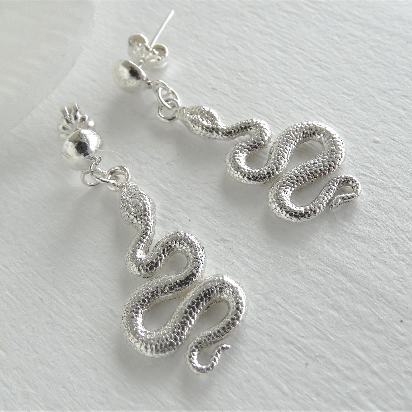 Aros de plata en forma de serpiente