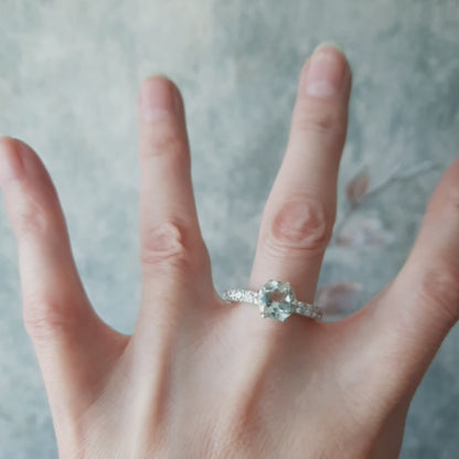 Anillo solitario con piedra natural y medio cintillo de moissanitas - 5g