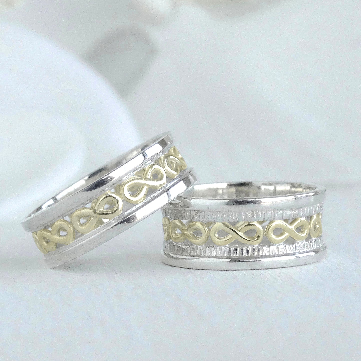 Argollas de matrimonio bicolor con infinitos (4.5g oro 18k)