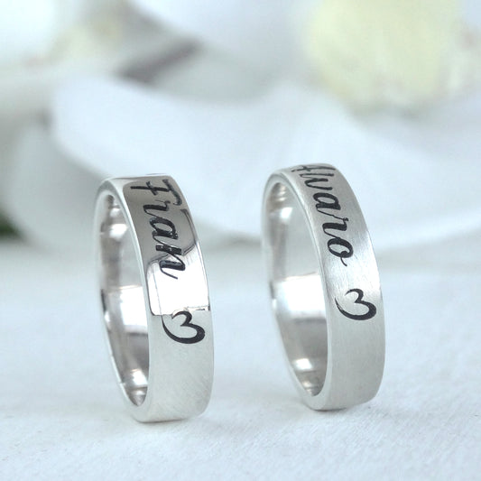 Argollas de matrimonio hechas en plata 950 personalizadas con nombre esmaltado