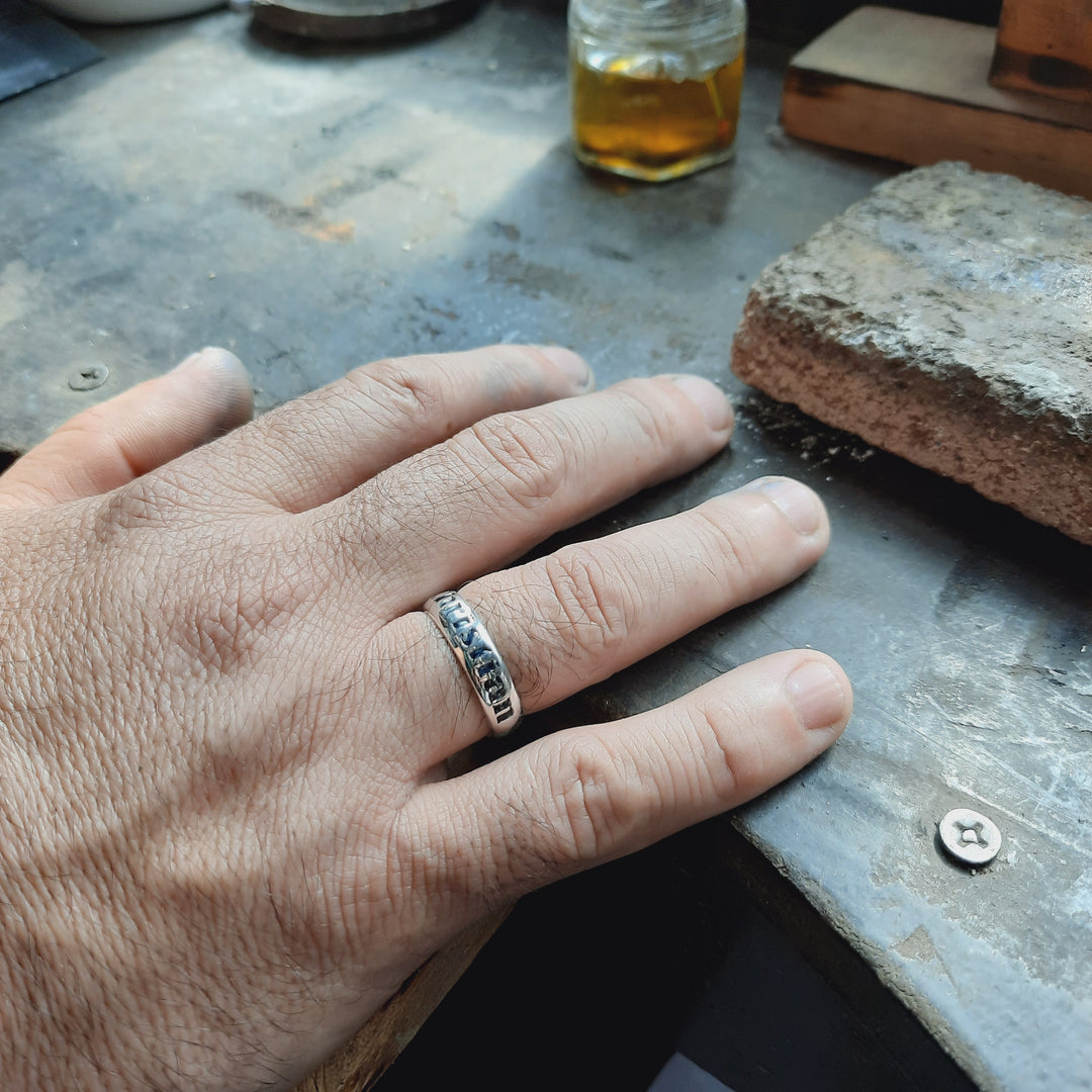 Anillo de plata para hombre con nombre esmaltado a fuego