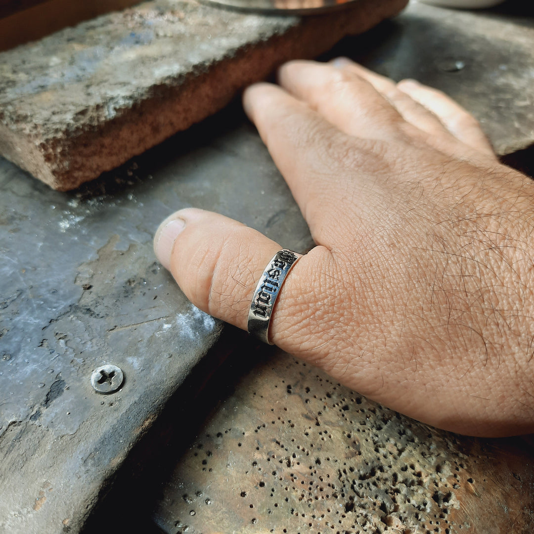 Anillo de plata para hombre con nombre esmaltado a fuego