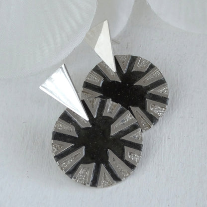 Aros de plata redondos con esmalte negro y diseño étnico