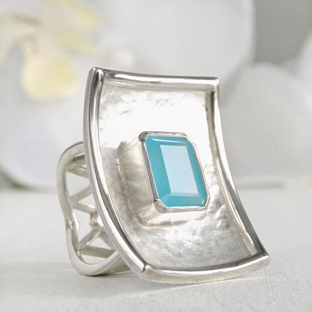 Anillo rectangular grande para mujer hecho en plata 950 con calcedonia azul