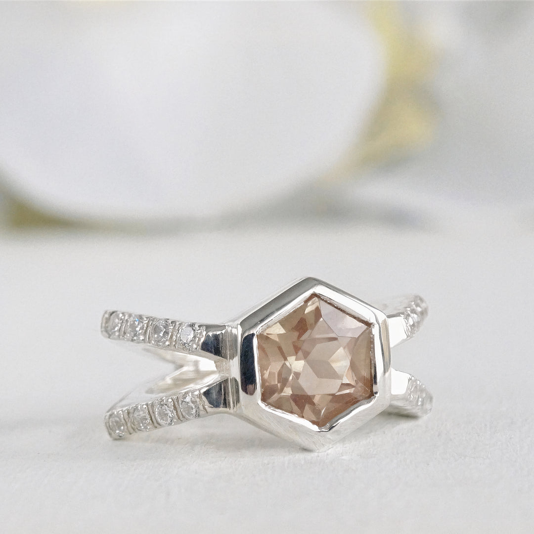 Anillo X con piedra natural hexagonal y medio cintillo de moissanitas para mujer hecho en plata 950