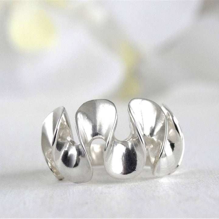 Anillo moderno para mujer con forma de ondas