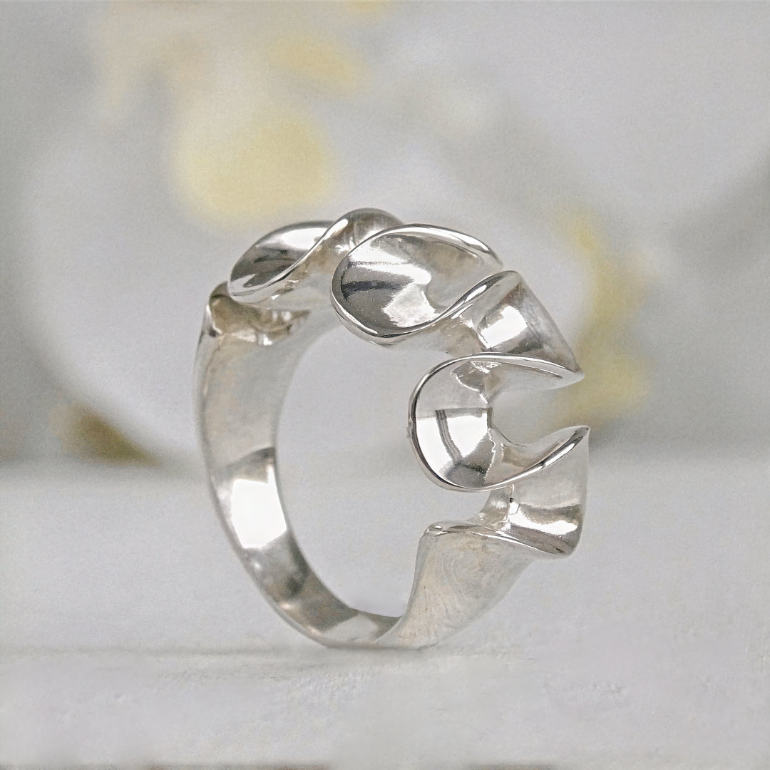 Anillo moderno para mujer hecho en plata 950 con forma de ondas