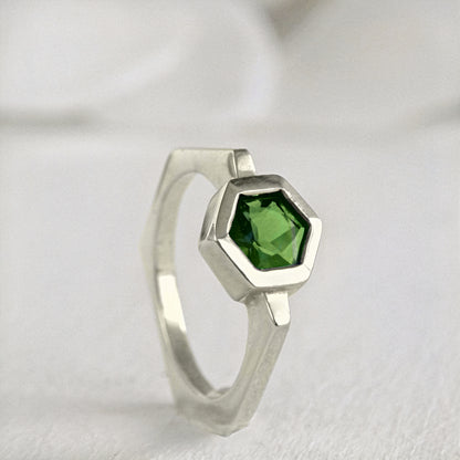 Solitario hexagonal estilo contemporáneo con piedras naturales - 5.5g