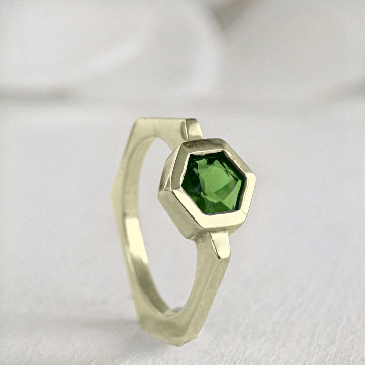 Solitario hexagonal con piedra natural hexagonal hecho en oro 18k