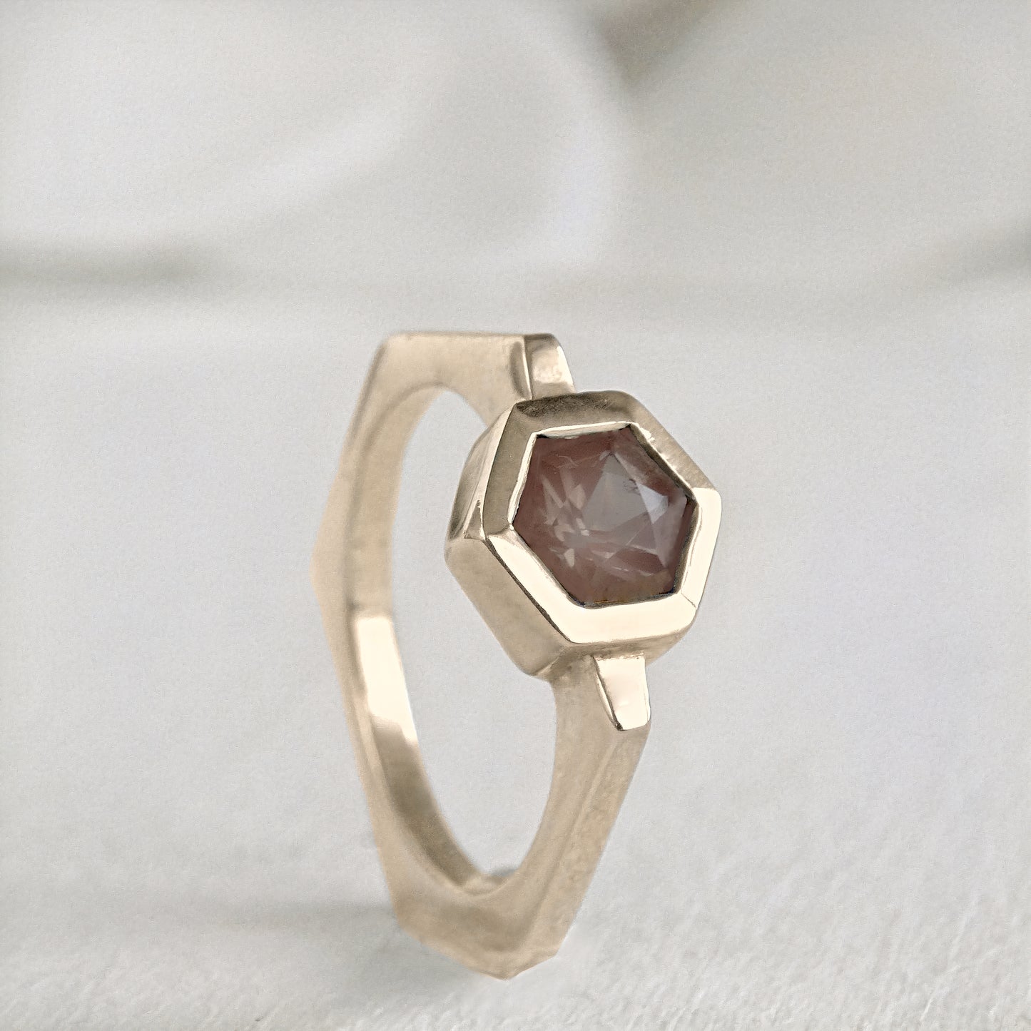 Solitario hexagonal estilo contemporáneo con piedras naturales - 5.5g