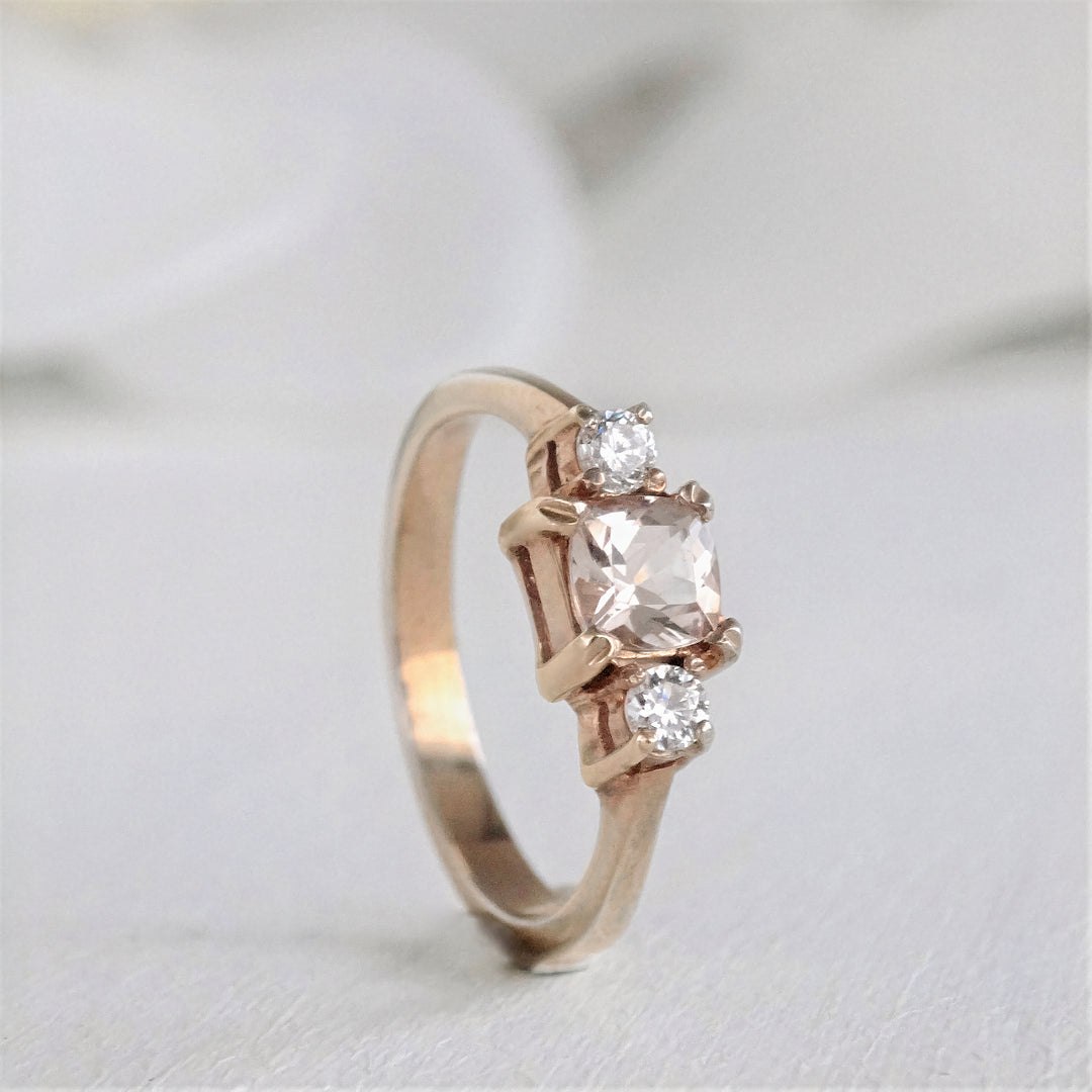 Anillo tres piedras para mujer tipo compromiso con morganita y diamantes hecho en oro 18k