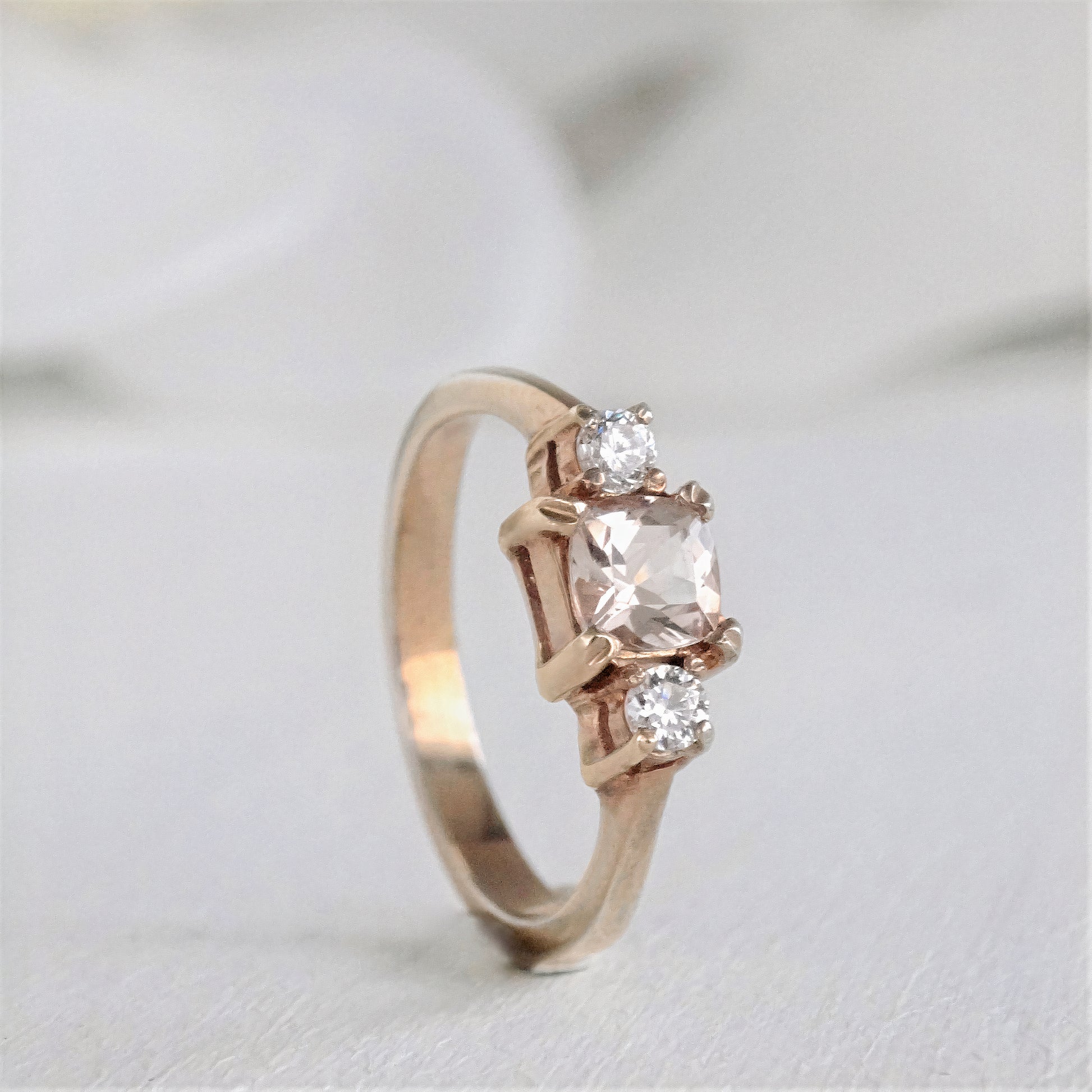 Anillo tres piedras para mujer tipo compromiso con morganita y diamantes hecho en oro 18k