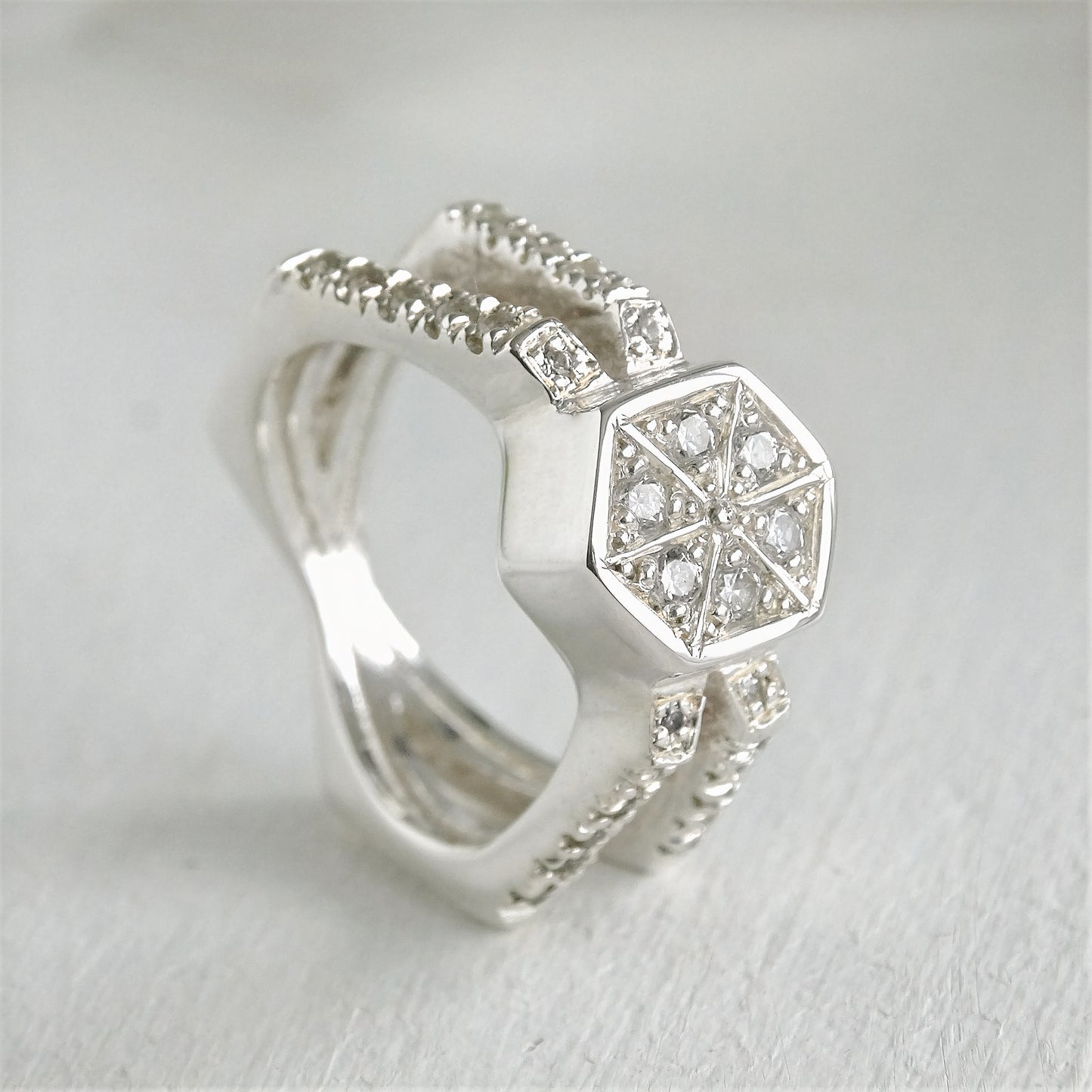 Anillo hexagonal para mujer hecho en plata 950 con pavé de moissanitas