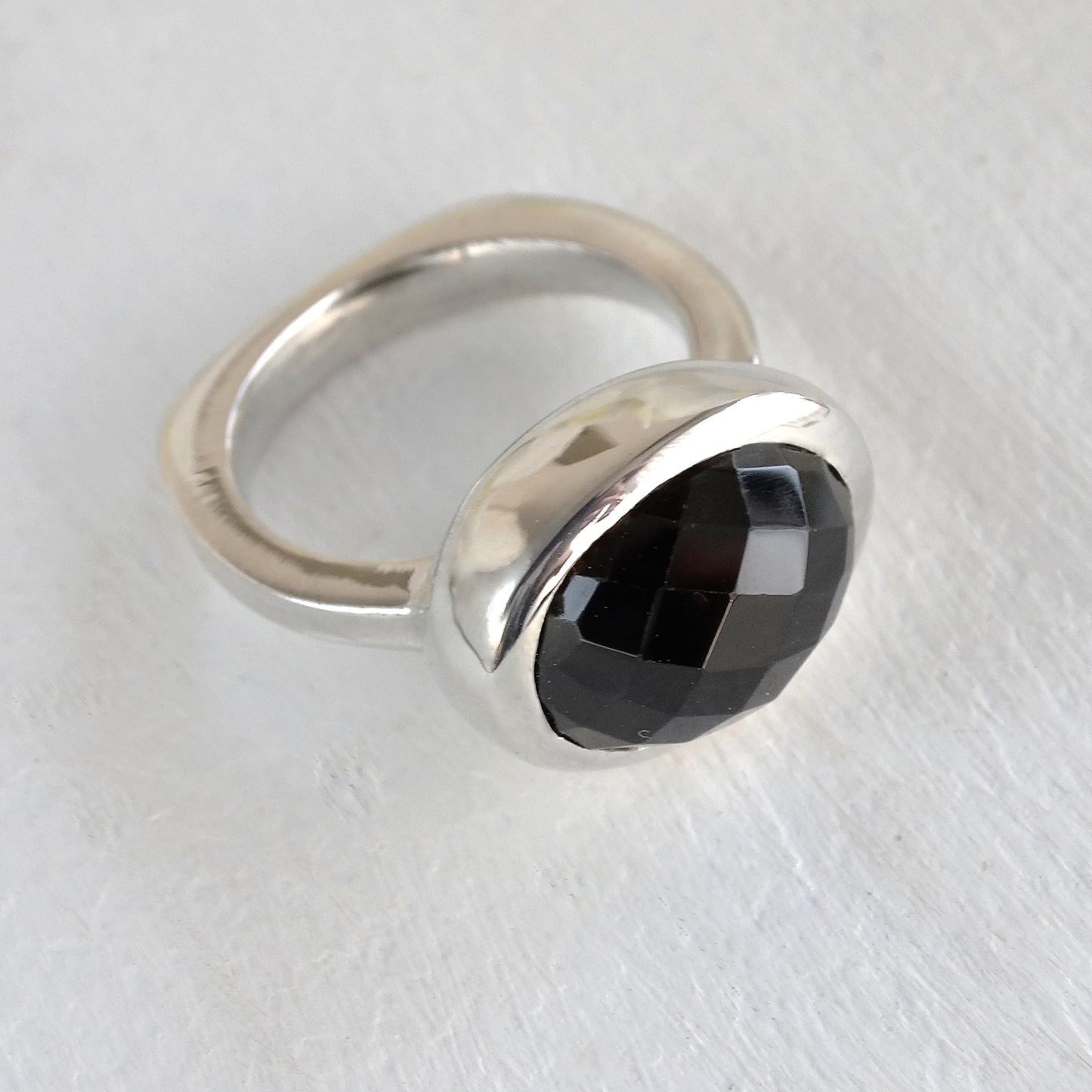 Anillo de plata minimalista con espinel negro