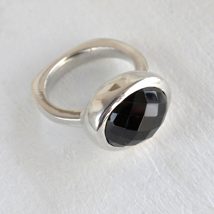 Anillo de plata minimalista con espinel negro - 15g