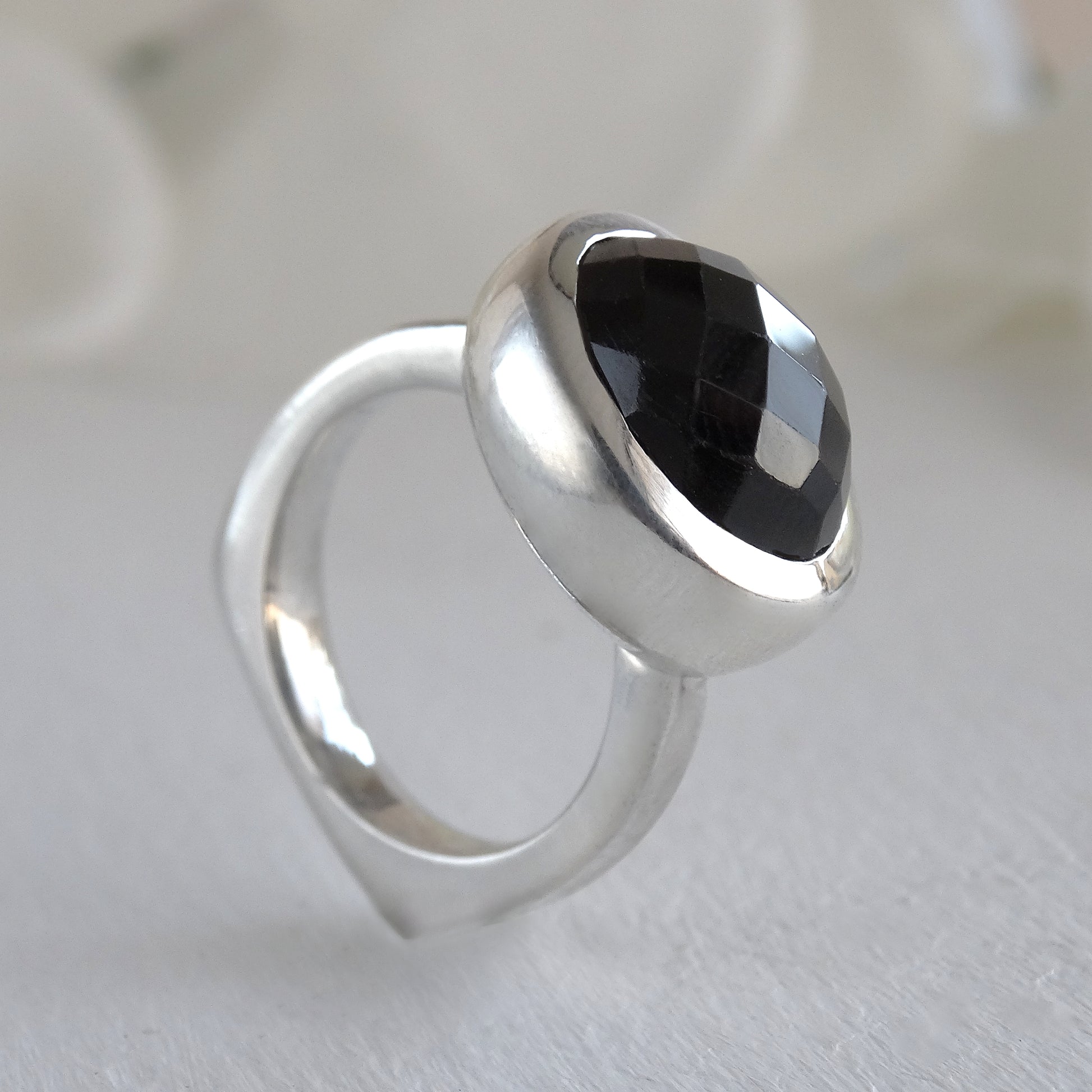 Anillo de plata 950 grande con espinel negro oval biselado, estilo moderno, macizo