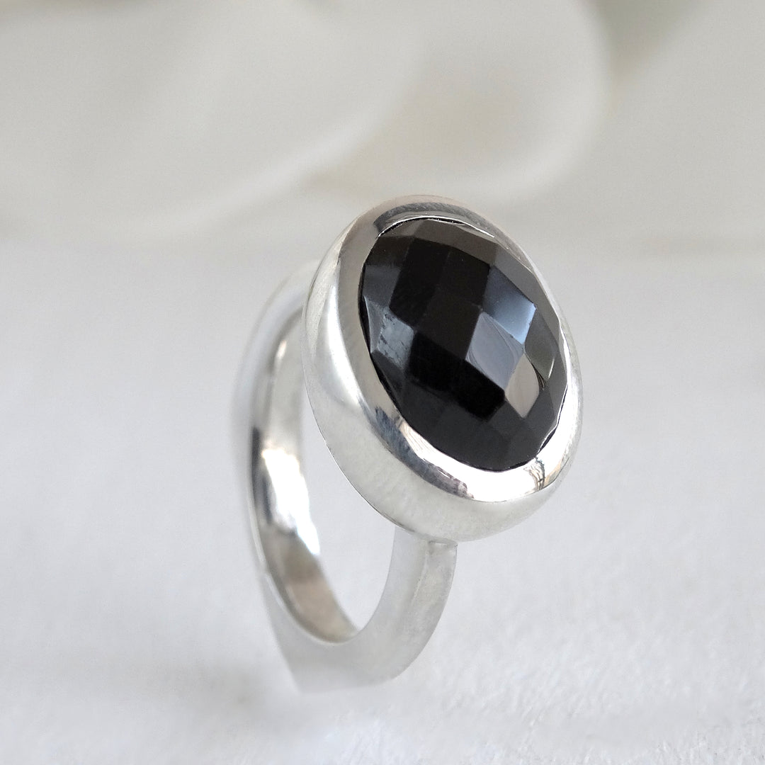 Anillo de plata minimalista con espinel negro - 15g