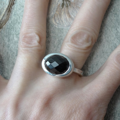 Anillo de plata minimalista con espinel negro