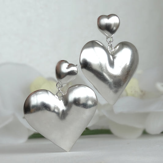 Aros de plata grandes con forma de corazón abombado