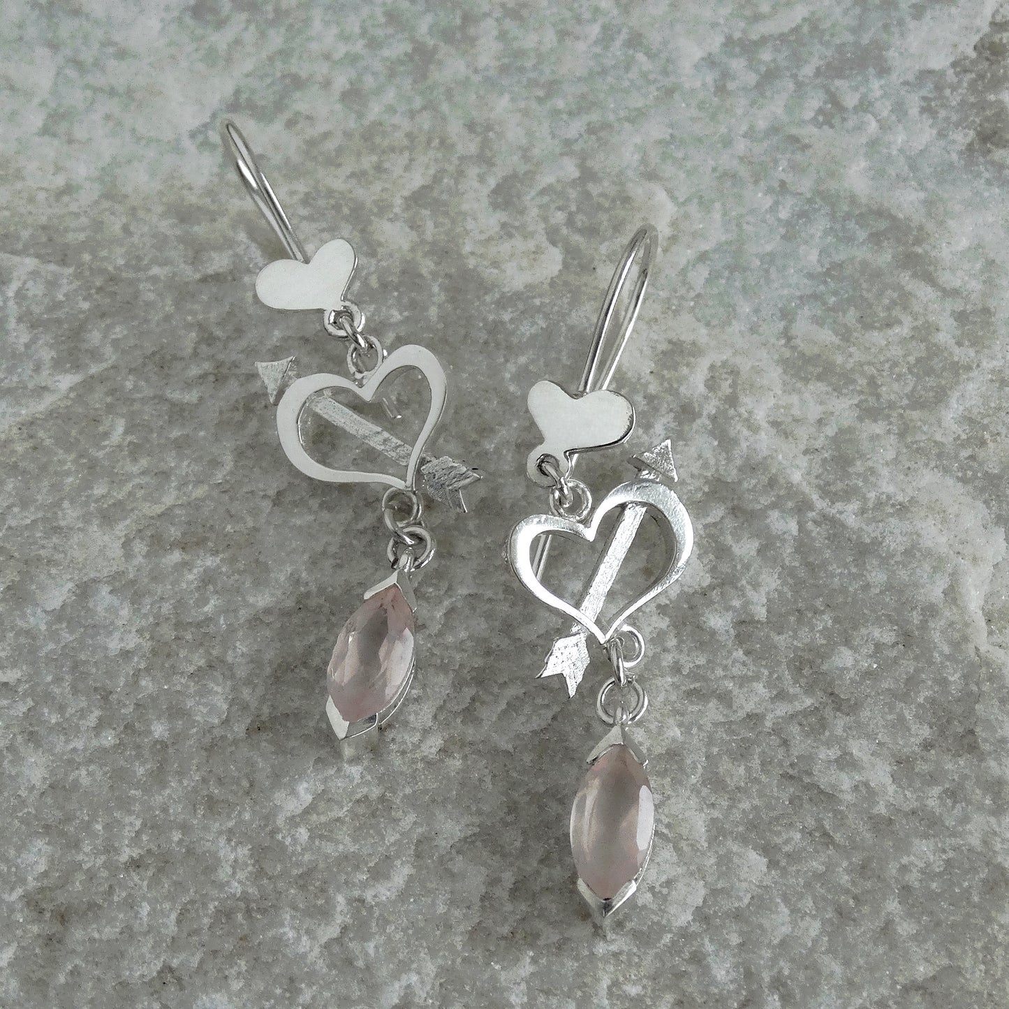 Aros de plata con forma de corazón con cuarzo rosa natural