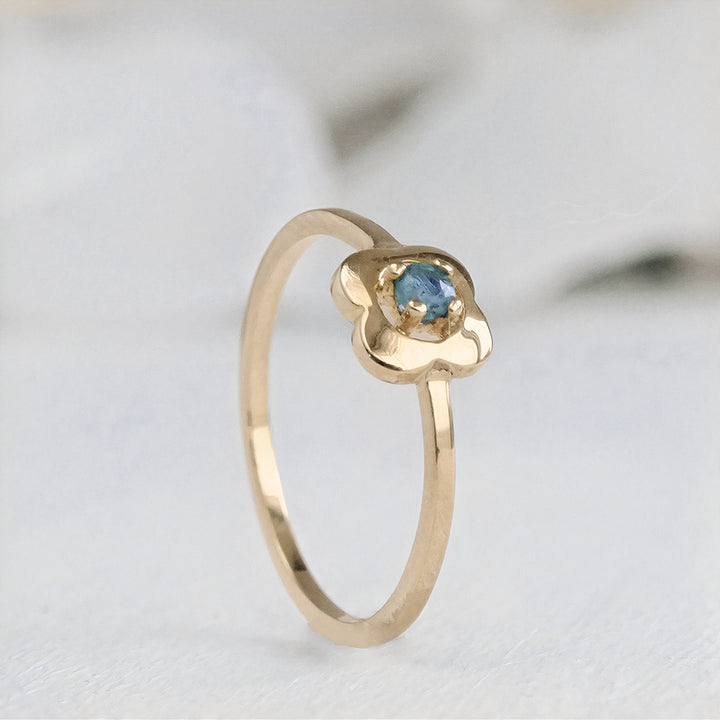 Anillo pequeño con flor de oro y zafiro teal