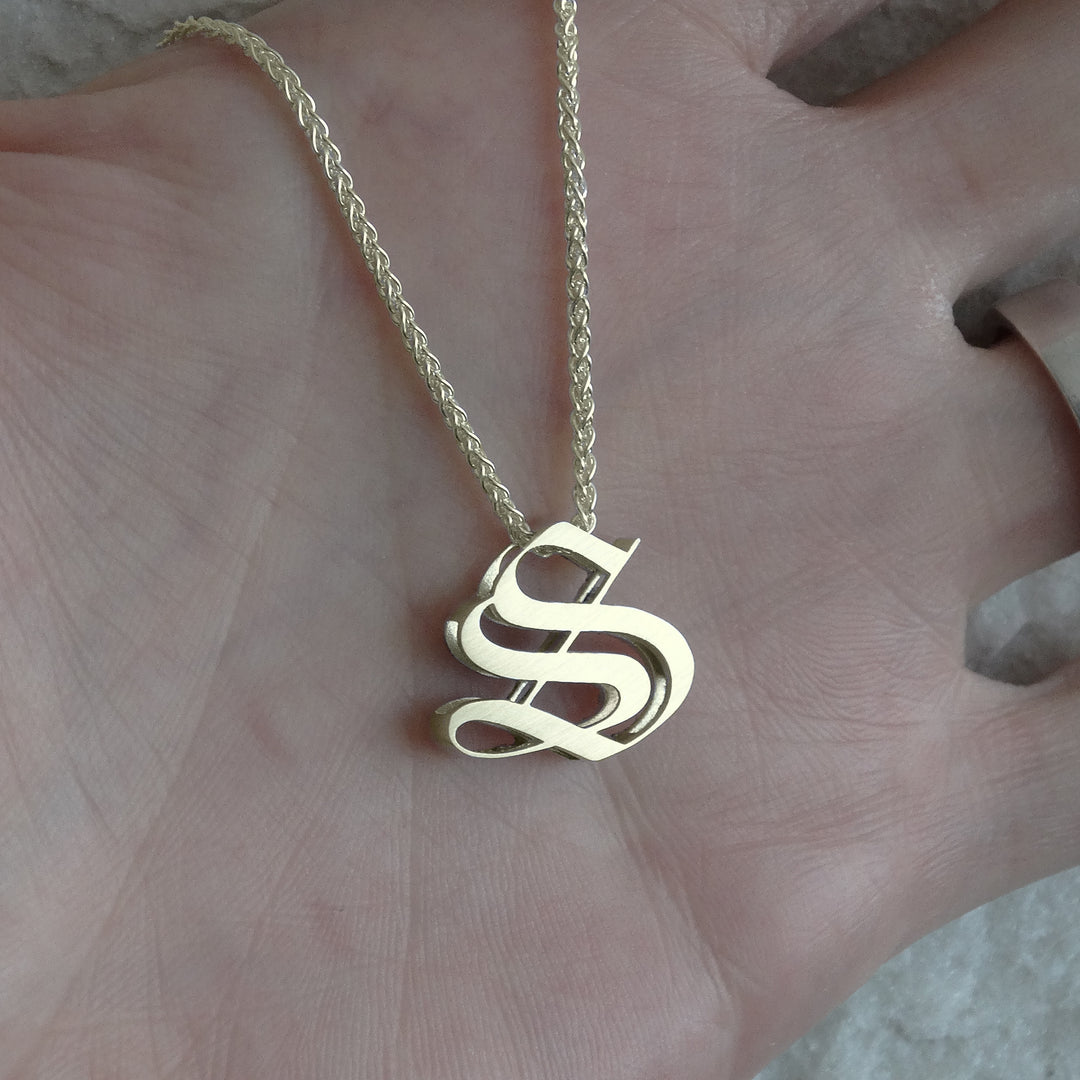 Cadena con inicial para hombre en oro 18k y largo de 50 cm
