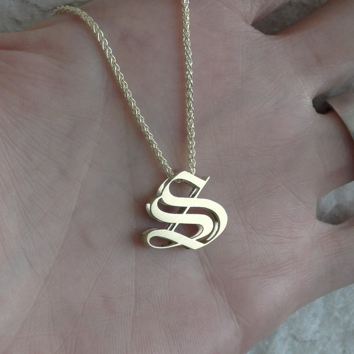 Cadena con inicial para hombre en oro 18k y largo de 50 cm